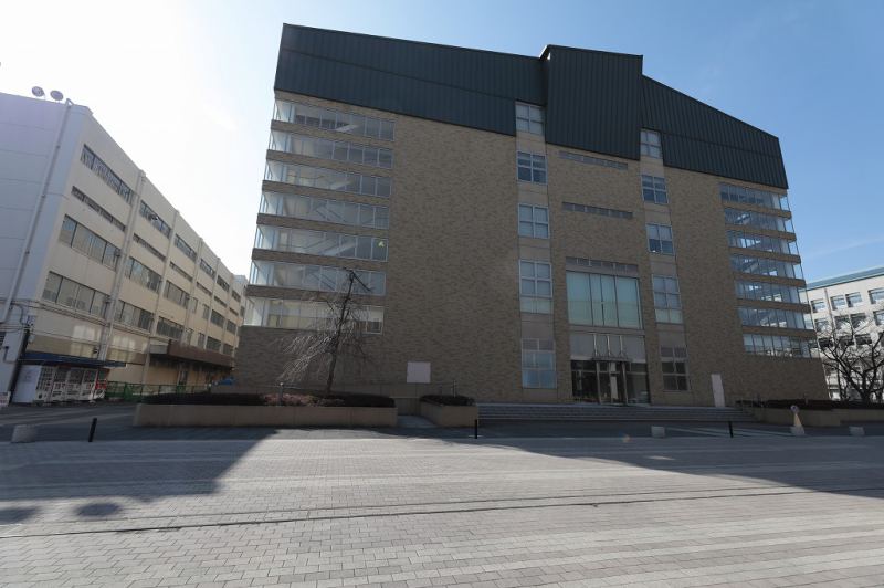 旧グラウンド側から見た体育館の跡地には、天野貞祐記念館が堂々としたたたずまいを見せている。